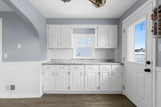 Building Photo - 943 Cloverdale Rd