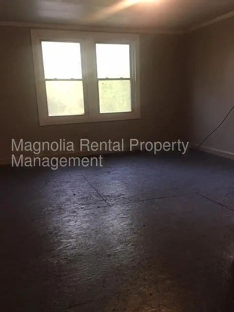 Building Photo - "Charming 2-Bedroom Gem in Greenville – Your Perfect Cozy Retreat!"