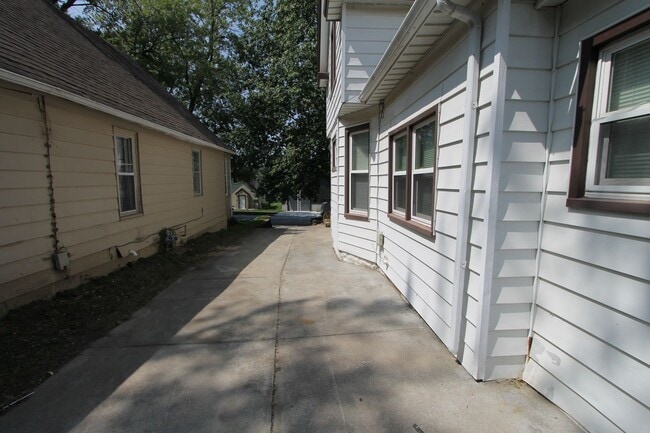 Building Photo - Large 5 Bedroom Home! Available Now.  Plen...
