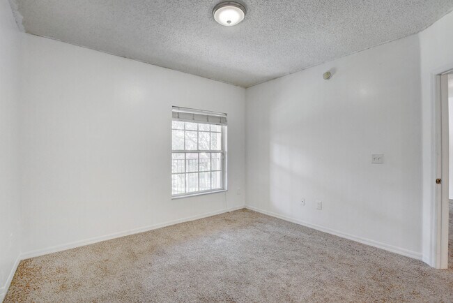 Building Photo - 5024 Lantana Rd