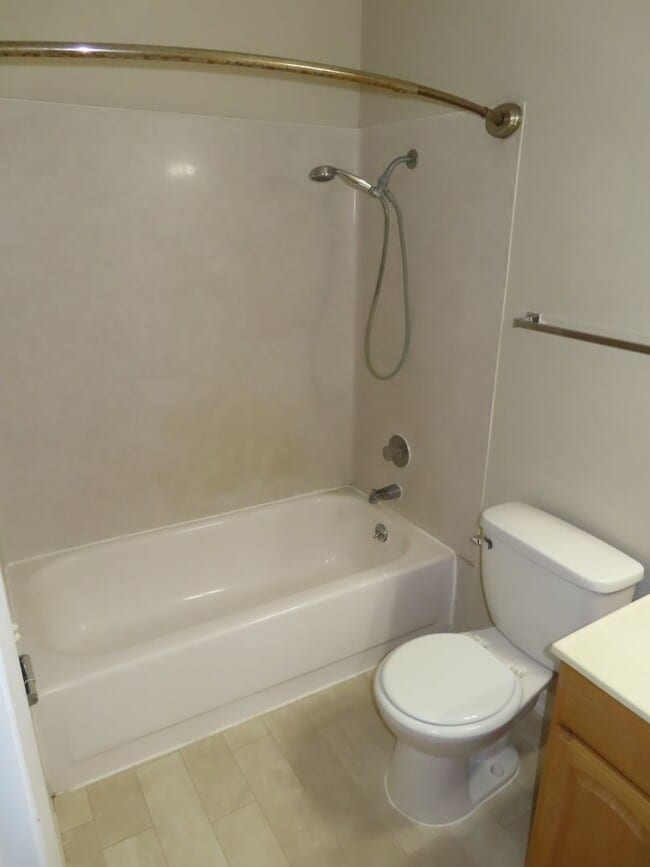 Building Photo - 3 Bed/ 1.5 Bath Townhouse Near Gateway Are...