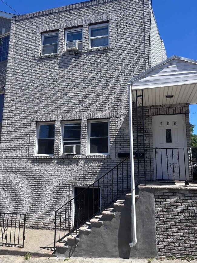 Building Photo - 188 Zabriskie St