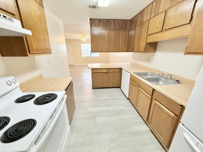 Building Photo - 3-Bedroom Duplex