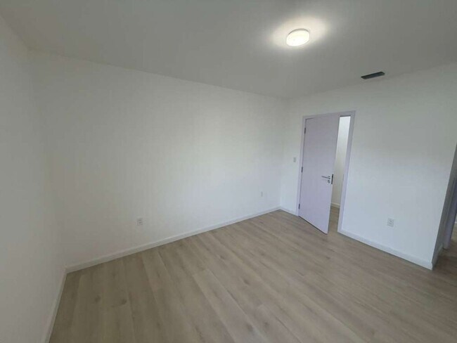 Building Photo - 552 NW 7th St