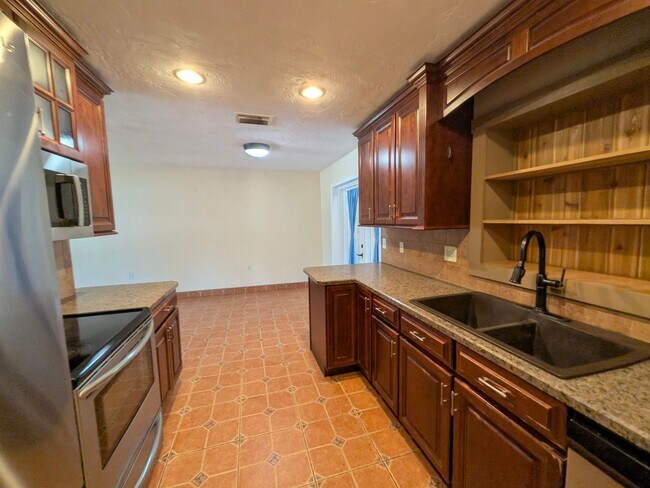 Building Photo - Lovely large 2/2/1 in Beverly HIlls
