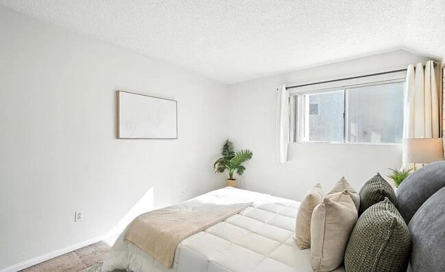 Building Photo - This 1-bedroom, 1-bathroom unit offers an ideal blend of comfort, convenience, and community