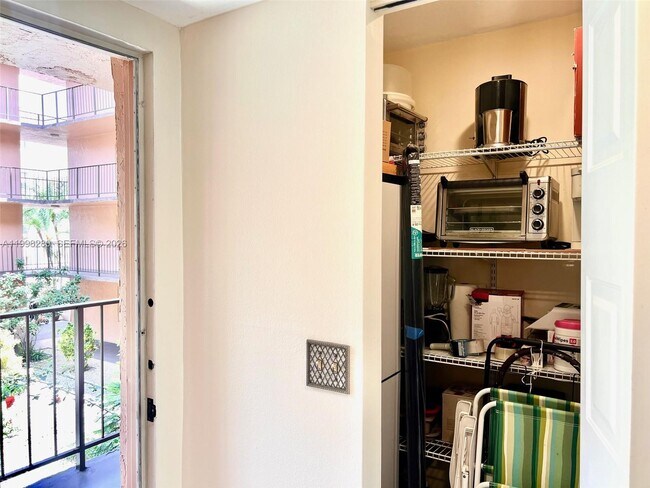 Building Photo - 2841 Somerset Dr