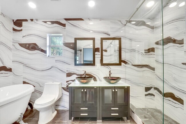 Building Photo - 5472 Club Cir