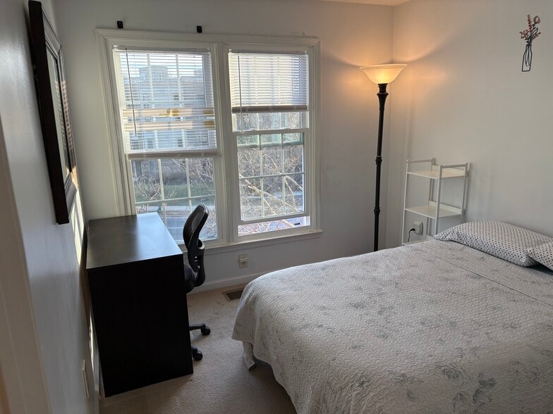 Building Photo - 1902 N Daniel St