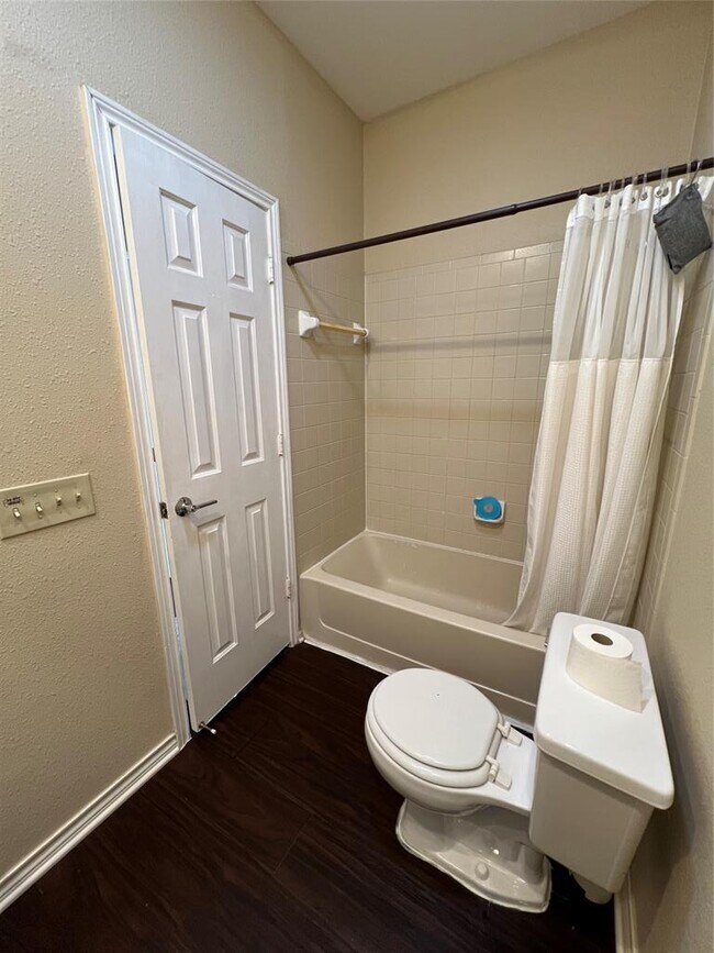 Building Photo - 1006 1/2 W 22nd St