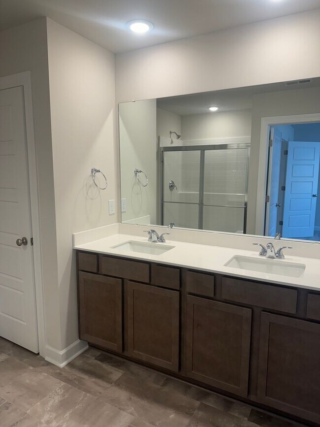Building Photo - Brand New Luxury Living!