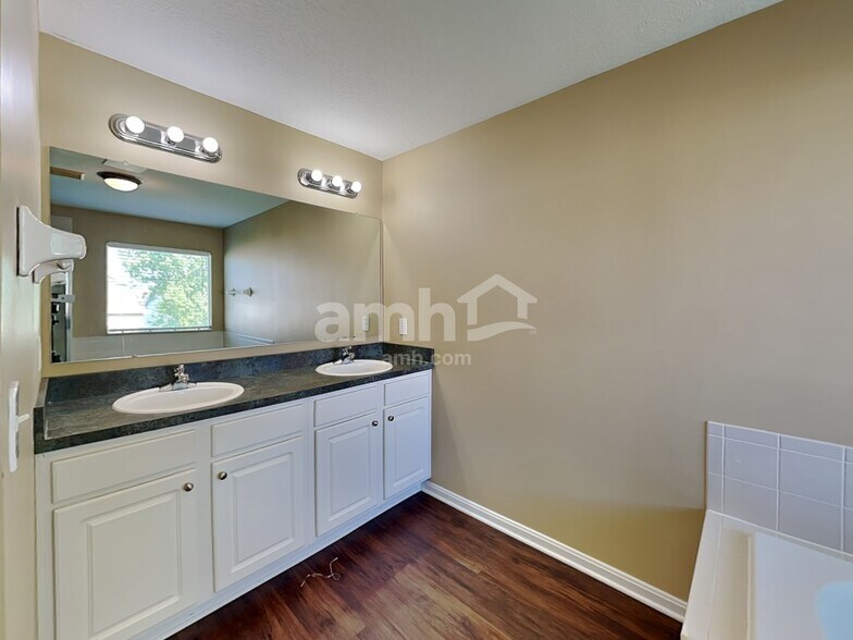 Building Photo - 11225 Santa Barbara Dr