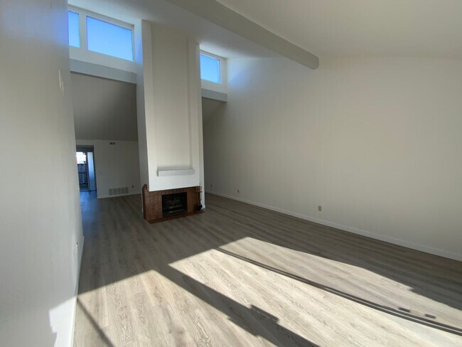 Building Photo - 3 Bedroom Condo on the Bay!