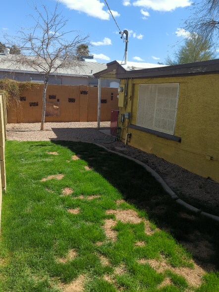 Building Photo - 1646 E Indianola Ave