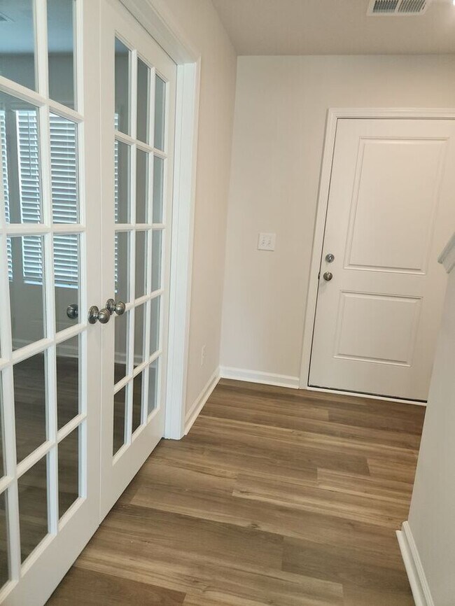 Building Photo - Beautiful 4 Bedroom 2.5 Bath with office space