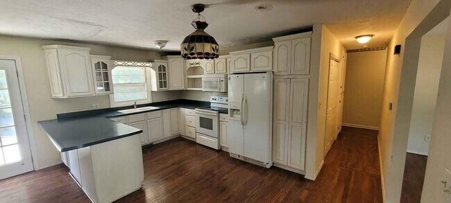 Building Photo - 918 S Luster Ave