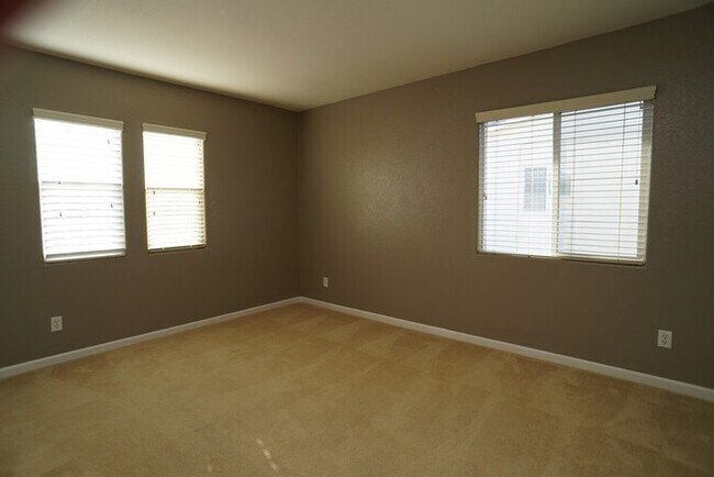 Building Photo - Spacious 4 bedroom 2.5 bathroom in Lincoln Crossing!