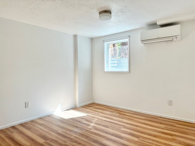 Building Photo - Converted Duplex 2 Bed 1 Bath w/ Private Y...