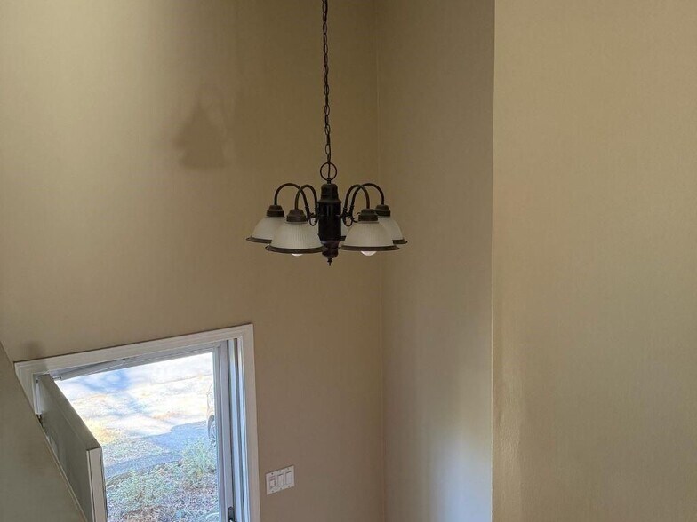 Building Photo - 1733 Ellenwood Dr NE