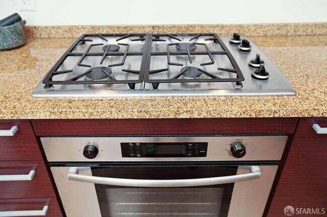 Building Photo - 425 1st St