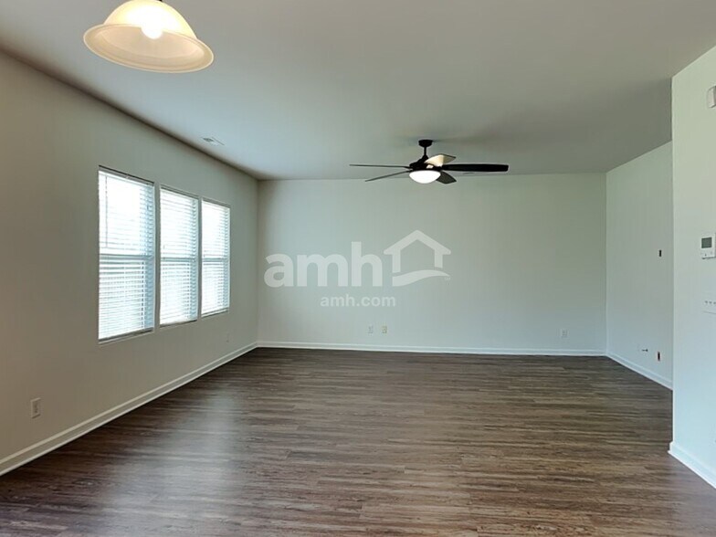 Building Photo - 3011 Gray Farm Rd