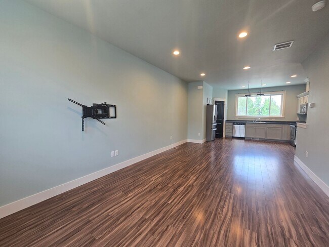 Building Photo - Beautiful 2 bed 1.5 bath townhome