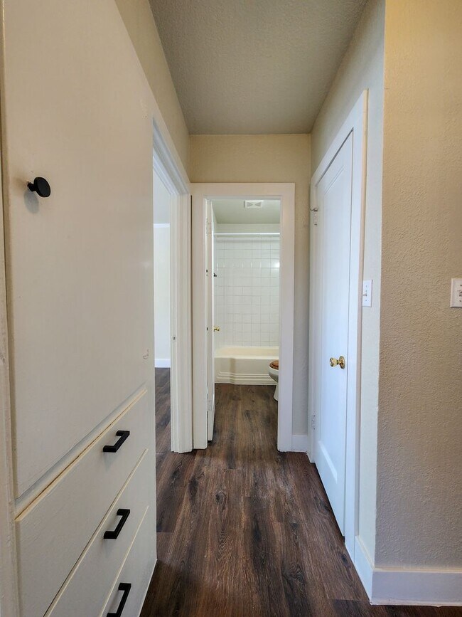 Building Photo - Newly Renovated 3 bedroom 1 bath home in Shawnee