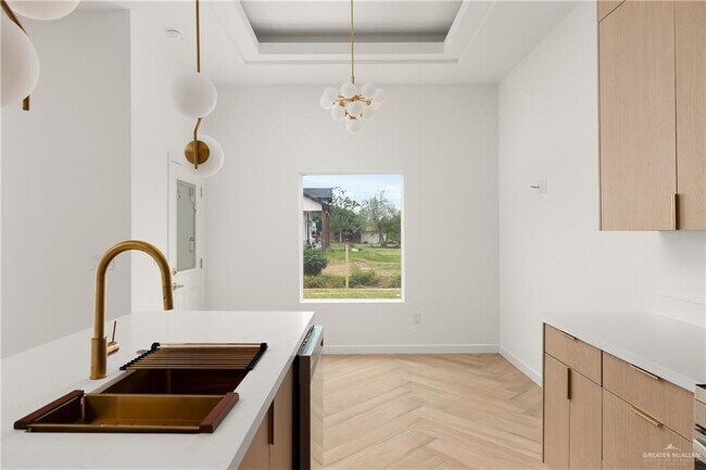 Building Photo - 17 N Revolution St