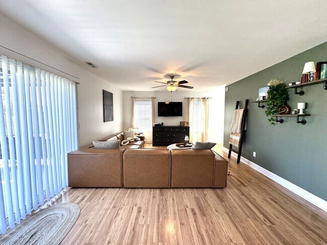 Building Photo - Minutes to the Beach! Conveniently located between Jacksonville & Wilmington