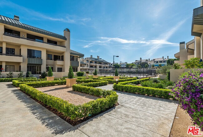 Building Photo - 2471 Century Hill