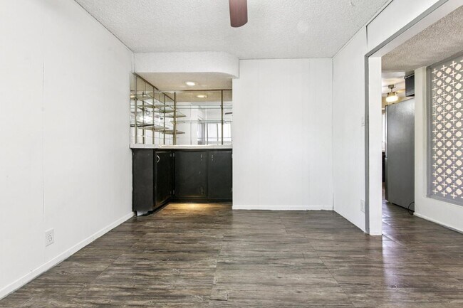 Building Photo - 6911 Bellaire Ave