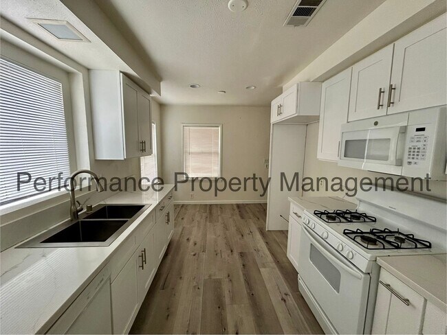 Building Photo - Charming 3 Bed/2 Bath NE Bakersfield Home w/ RBP & $0 Deposit Option