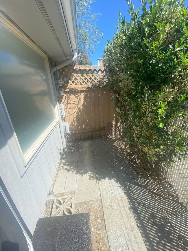 Building Photo - Girgis Duplex