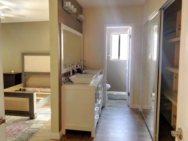 Building Photo - Beautifully updated house in Burbank Blvd ...