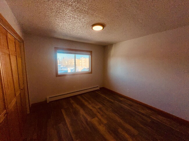 Building Photo - Cute cozy & Secure top floor condo!