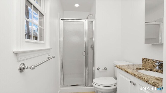 Building Photo - 519 E Putnam Ave