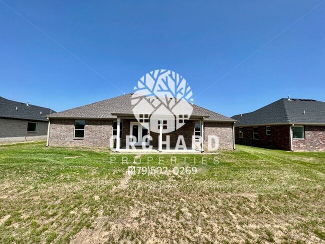 Building Photo - Single Family Home - Open-Concept Cedarwoo...