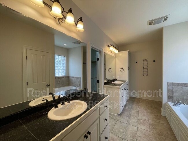 Building Photo - 10950 Hillpark Ave