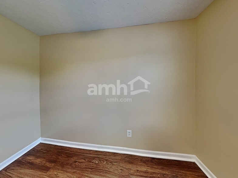 Building Photo - 717 Breakers Ln