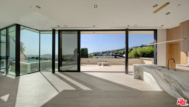 Building Photo - 8765 Hollywood Blvd