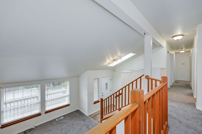 Building Photo - Nice Kingston Home