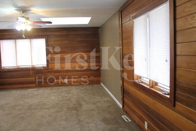 Building Photo - 1343 SW Horizon Dr