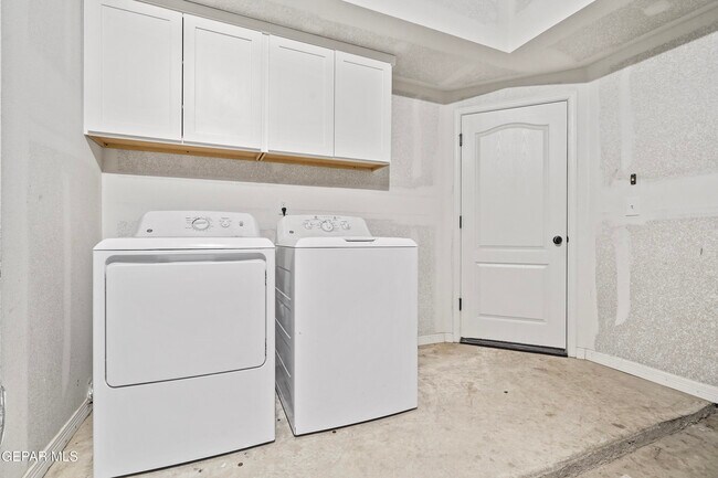 Building Photo - 14761 Mike a Mendoza Ave