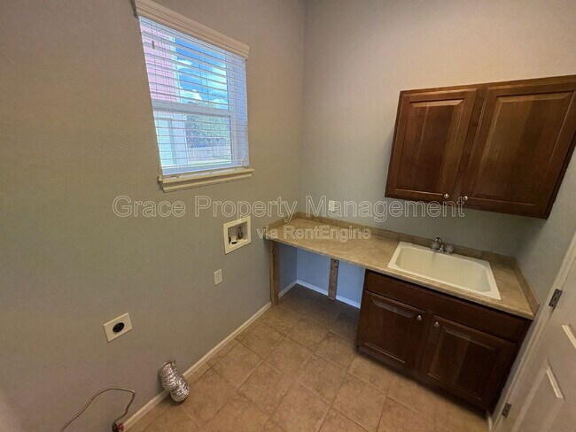 Building Photo - 222 Saxony Rd