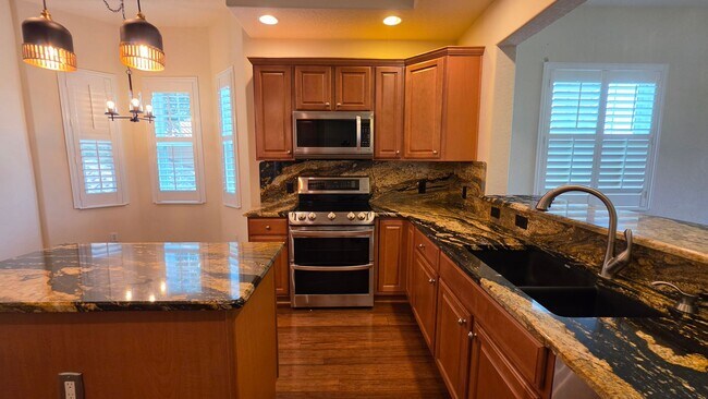 Building Photo - 3 bedroom 3 bathroom 2 car garage townhome in Mission Inn.