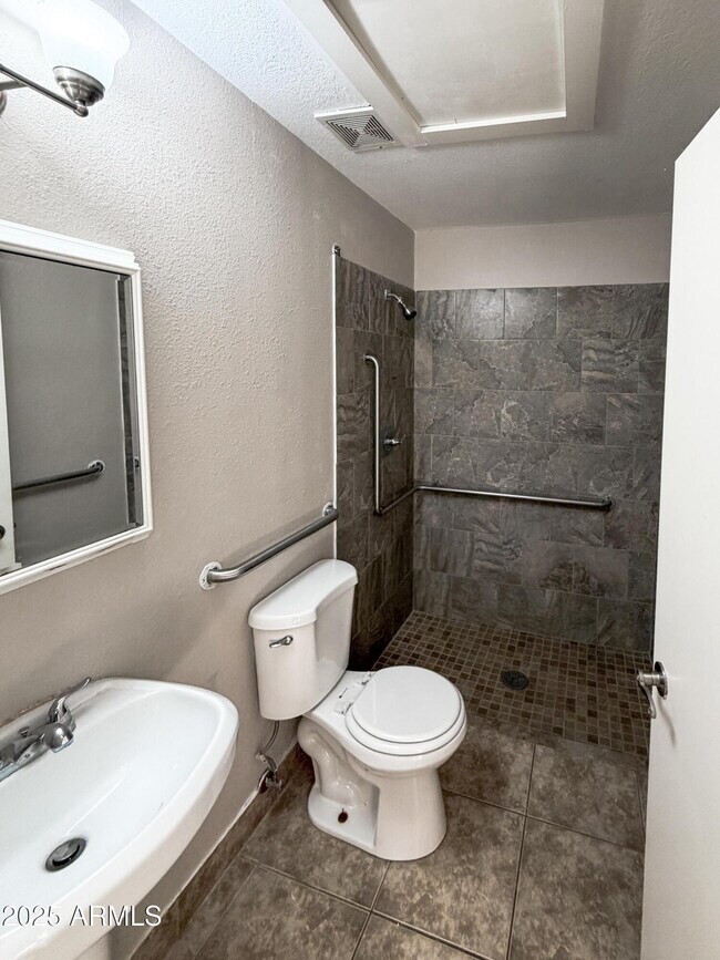 Building Photo - 6301 W Earll Dr