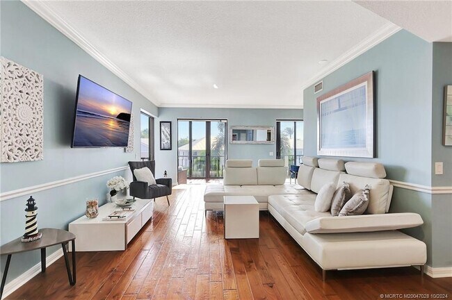 Building Photo - 150 SE Four Winds Dr