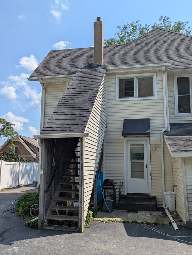 Building Photo - Elm St.