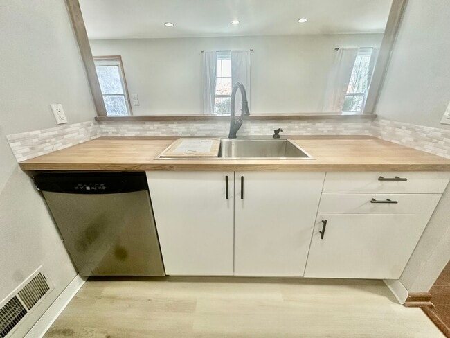 Building Photo - Open-Concept 3BR Condo with Finished Basement in Canton