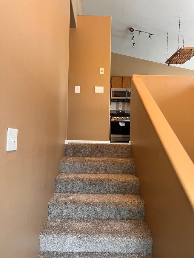 Building Photo - Beautiful 3 bedroom/2bath with spacious deck and backyard